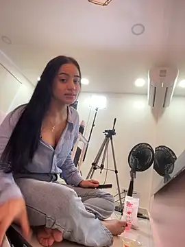 Snapshot of ariel_jonees chatting on 11-24-25, 05:12 ariel jonees online show from 11-24-25, 05:12