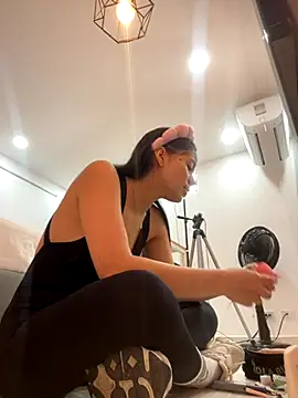 Snapshot of ariel_jonees chatting on 11-26-25, 04:19 ariel jonees online show from 11-26-25, 04:19