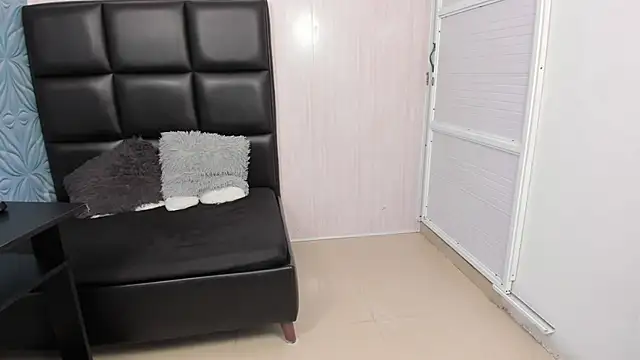 Snapshot of Milk_max_18 chatting on 02-09-25, 02:28 Milk max 18 online show from 02-09-25, 02:28