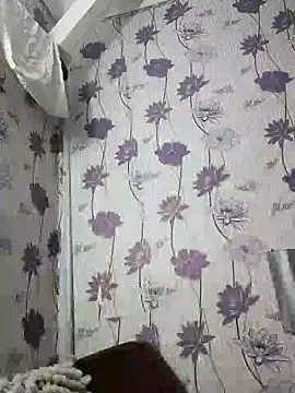 Snapshot of SweetLeila40 chatting on 02-14-25, 11:31 SweetLeila40 online show from 02-14-25, 11:31