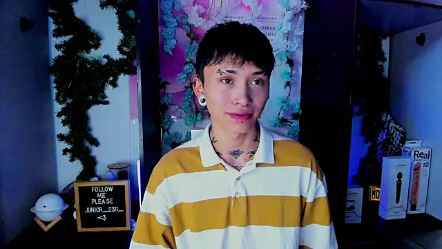 Snapshot of juniior_2311_ chatting on 03-01-25, 05:27 juniior 2311  online show from 03-01-25, 05:27