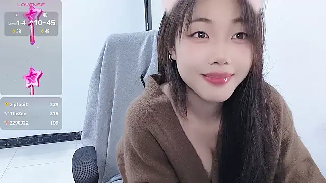 Snapshot of Lvy--v chatting on 12-10-24, 11:08 Lvy--v online show from 12-10-24, 11:08