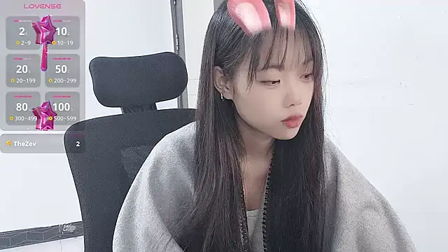 Snapshot of Lvy--v chatting on 12-13-24, 08:47 Lvy--v online show from 12-13-24, 08:47