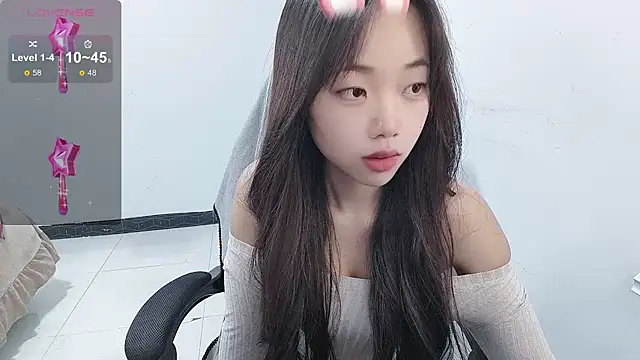 Snapshot of Lvy--v chatting on 12-24-24, 10:49 Lvy--v online show from 12-24-24, 10:49