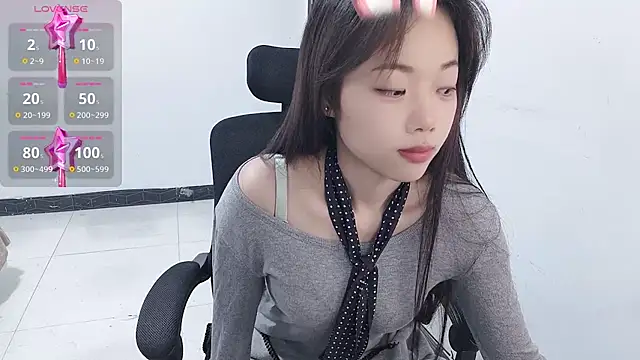 Snapshot of Lvy--v chatting on 01-01-25, 10:46 Lvy--v online show from 01-01-25, 10:46