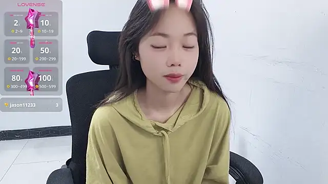 Snapshot of Lvy--v chatting on 01-08-25, 10:37 Lvy--v online show from 01-08-25, 10:37