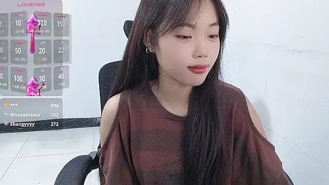 Snapshot of Lvy--v chatting on 01-10-25, 01:53 Lvy--v online show from 01-10-25, 01:53