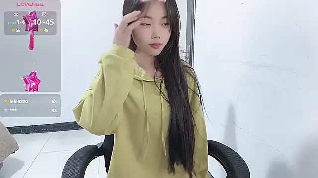 Snapshot of Lvy--v chatting on 01-11-25, 10:51 Lvy--v online show from 01-11-25, 10:51