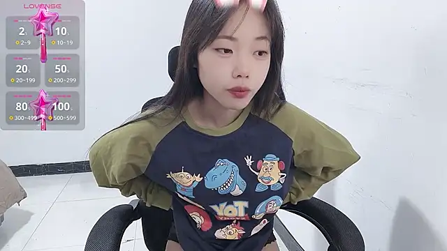 Snapshot of Lvy--v chatting on 01-14-25, 10:44 Lvy--v online show from 01-14-25, 10:44