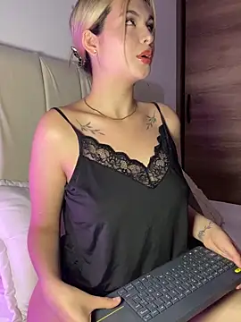 Snapshot of Odett_ chatting on 10-21-25, 02:45 Odett online show from 10-21-25, 02:45