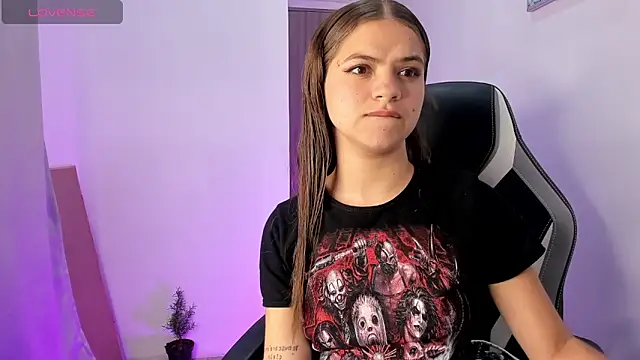 Snapshot of PaigeJayden chatting on 10-28-25, 03:21 PaigeJayden online show from 10-28-25, 03:21