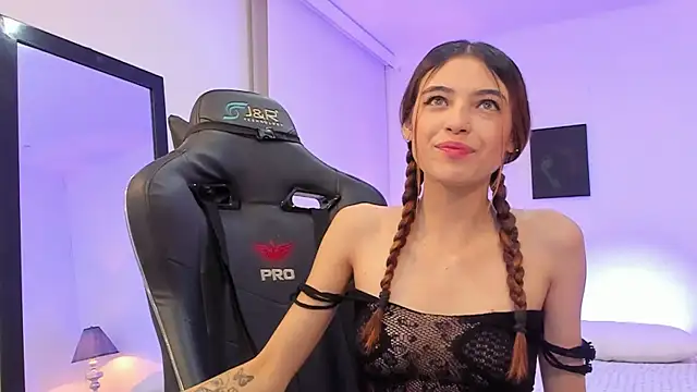 Snapshot of sofiarouge chatting on 11-27-25, 08:11 sofiarouge online show from 11-27-25, 08:11