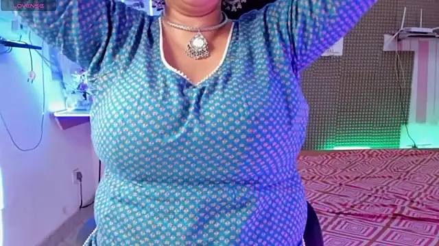 Snapshot of Gulabi_Queen chatting on 03-01-25, 06:46 Gulabi Queen online show from 03-01-25, 06:46