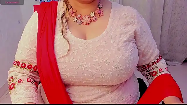 Snapshot of Gulabi_Queen chatting on 11-12-25, 04:29 Gulabi Queen online show from 11-12-25, 04:29