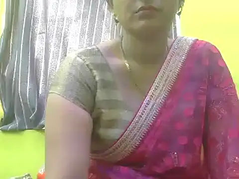 Snapshot of CUTYHINA_001 chatting on 12-14-24, 04:23 CUTYHINA 001 online show from 12-14-24, 04:23