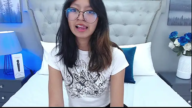 Snapshot of Yommi_Winx chatting on 03-11-25, 05:05 Yommi Winx online show from 03-11-25, 05:05