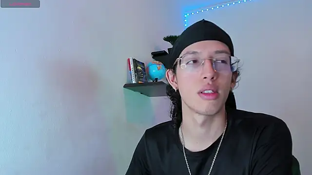 manu vera online show from 10-25-25, 04:20