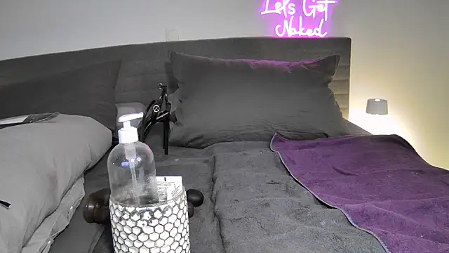 Sissy-Bee online show from 10-28-25, 07:05