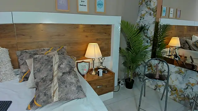 Snapshot of EmaBakker chatting on 02-20-25, 06:24 EmaBakker online show from 02-20-25, 06:24