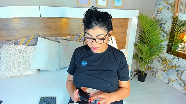 Snapshot of EmaBakker chatting on 02-23-25, 01:10 EmaBakker online show from 02-23-25, 01:10