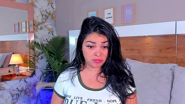 Snapshot of EmaBakker chatting on 10-28-25, 12:09 EmaBakker online show from 10-28-25, 12:09