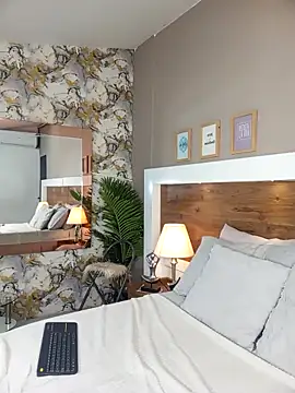 Snapshot of EmaBakker chatting on 11-05-25, 12:16 EmaBakker online show from 11-05-25, 12:16