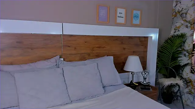 Snapshot of EmaBakker chatting on 11-07-25, 12:16 EmaBakker online show from 11-07-25, 12:16