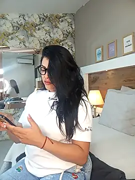 Snapshot of EmaBakker chatting on 12-14-25, 12:10 EmaBakker online show from 12-14-25, 12:10