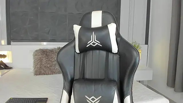 SaraGomez1 online show from 12-04-25, 12:25