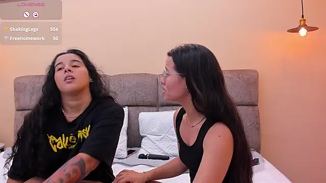 Snapshot of Dilan_y_Mia chatting on 12-17-24, 03:49 Dilan y Mia online show from 12-17-24, 03:49