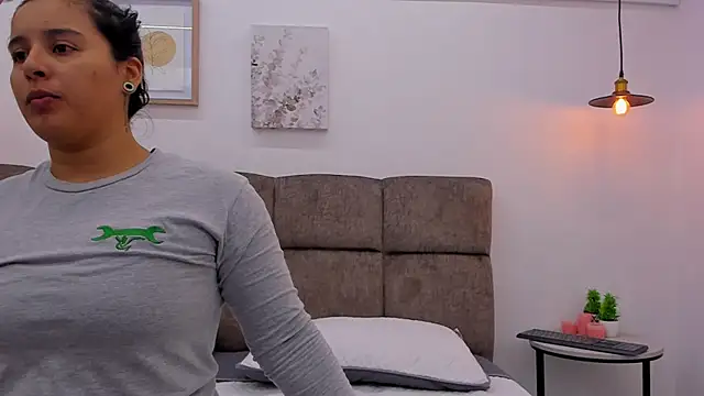 Snapshot of Dilan_y_Mia chatting on 01-22-25, 12:38 Dilan y Mia online show from 01-22-25, 12:38