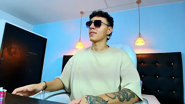 Snapshot of Lobo_17_ chatting on 02-26-25, 04:14 Lobo 17 online show from 02-26-25, 04:14