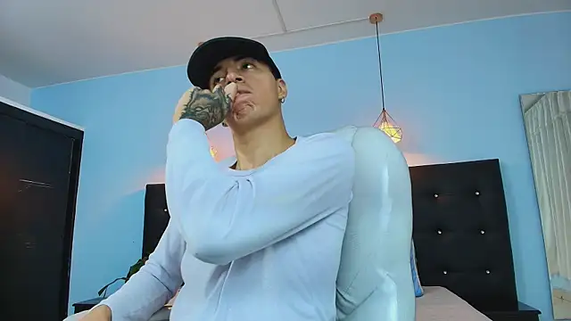 Lobo 17  online show from 03-18-25, 02:58