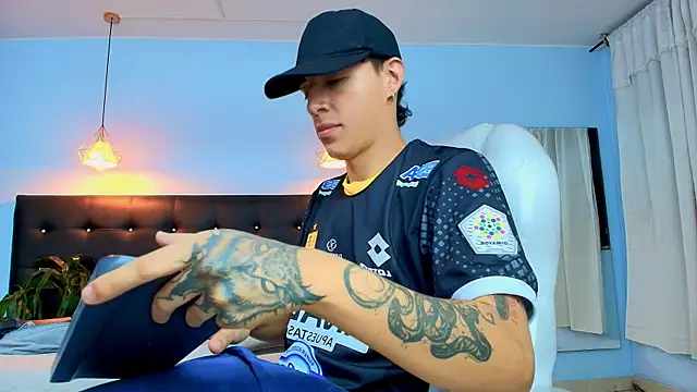 Snapshot of Lobo_17_ chatting on 03-19-25, 06:57 Lobo 17 online show from 03-19-25, 06:57