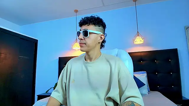 Snapshot of Lobo_17_ chatting on 03-23-25, 04:05 Lobo 17 online show from 03-23-25, 04:05