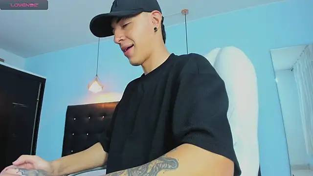 Snapshot of Lobo_17_ chatting on 11-15-25, 03:37 Lobo 17 online show from 11-15-25, 03:37