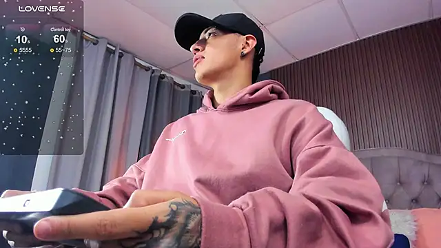 Snapshot of Lobo_17_ chatting on 11-21-25, 10:52 Lobo 17 online show from 11-21-25, 10:52