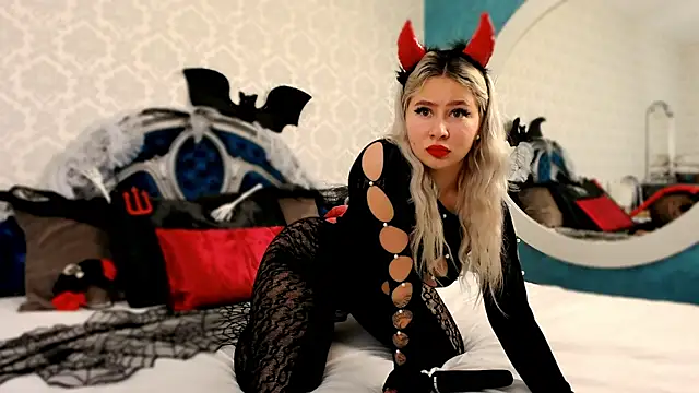 SuzzySweet18 online show from 10-31-25, 06:31