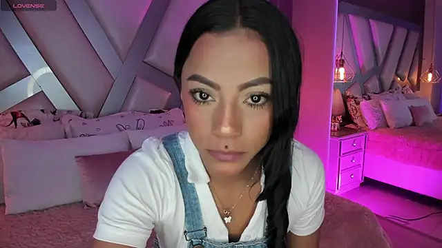 Snapshot of Amber_villalobos_ chatting on 10-10-25, 03:49 Amber villalobos  online show from 10-10-25, 03:49