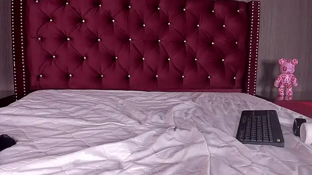 Snapshot of MilaHal_ chatting on 12-23-24, 12:35 MilaHal online show from 12-23-24, 12:35