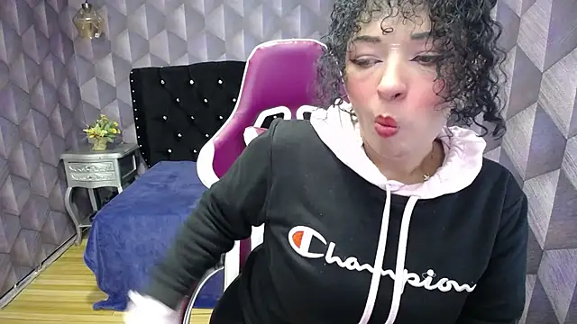 Snapshot of Sofiacowperx chatting on 02-04-25, 02:10 Sofiacowperx online show from 02-04-25, 02:10