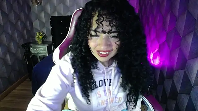 Snapshot of Sofiacowperx chatting on 02-24-25, 04:38 Sofiacowperx online show from 02-24-25, 04:38