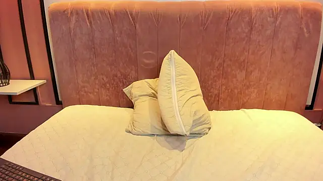 Snapshot of liz_goth chatting on 12-19-24, 04:02 liz goth online show from 12-19-24, 04:02