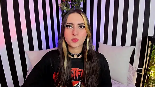 Snapshot of liz_goth chatting on 09-29-25, 12:32 liz goth online show from 09-29-25, 12:32