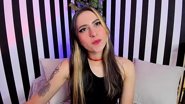 Snapshot of liz_goth chatting on 09-30-25, 12:21 liz goth online show from 09-30-25, 12:21