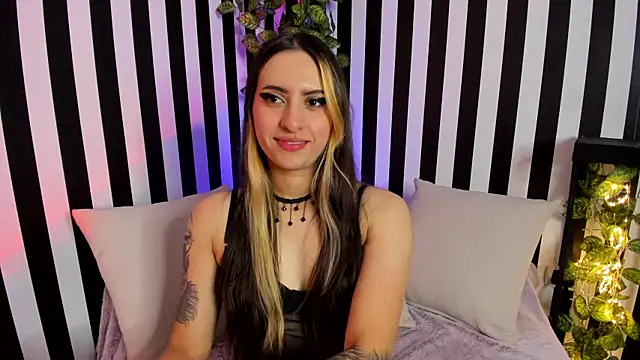 Snapshot of liz_goth chatting on 10-17-25, 02:19 liz goth online show from 10-17-25, 02:19