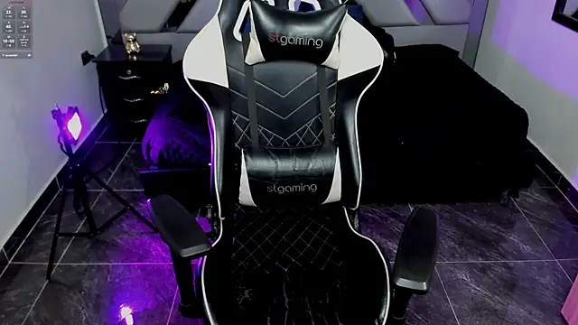 Snapshot of Nahomi-Hill chatting on 02-04-25, 10:45 Nahomi-Hill online show from 02-04-25, 10:45