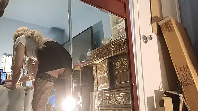 Sandrasaa online show from 10-31-25, 06:03