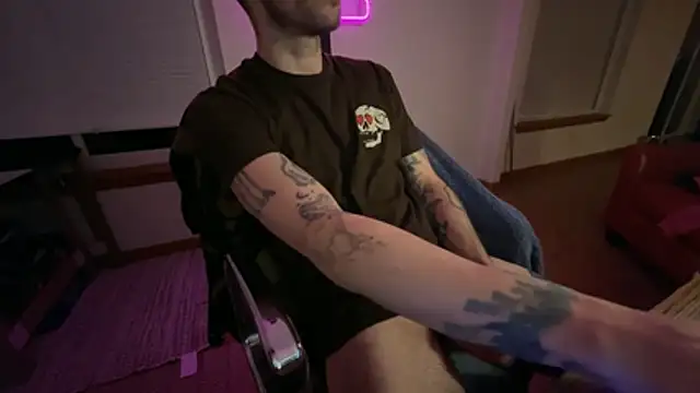 Snapshot of RuffClvb chatting on 11-28-25, 01:30 RuffClvb online show from 11-28-25, 01:30