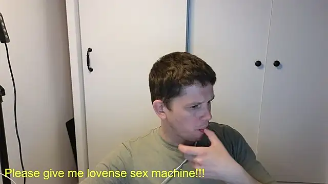 Snapshot of BigL0ve chatting on 05-08-26, 02:44 BigL0ve online show from 05-08-26, 02:44